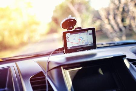 Auch das seit Jahren verbreitete Navigationsgerät, das per Saugnapf an der Autoscheibe befestigt wird, verschwindet langsam ...