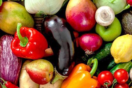 Sieht appetitlich und gesund aus, kann aber gefährlich werden. Manche Gemüsesorten wie die Aubergine (Mitte) können im rohen... Sieht appetitlich und gesund aus, kann aber gefährlich werden. Manche Gemüsesorten wie die Aubergine (Mitte) können im rohen...