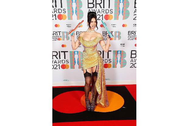Dua Lipa erhielt am 11. Mai bekam bei den BRIT Awards den Preis als Beste britische Solo-Künstlerin sowie für das Beste Albu... Dua Lipa erhielt am 11. Mai bekam bei den BRIT Awards den Preis als Beste britische Solo-Künstlerin sowie für das Beste Albu...