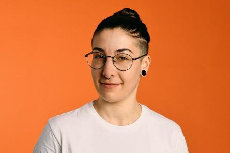 Britta ist 26 und ein großer Tattoo-Fan. Zu ihren Stärken gehören das Kochen und das Küssen. Für sie ist 
