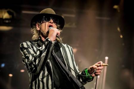 Auch als das Panikorchester Anfang der 1970er Jahre zusammenkam, fühlte er sich nicht zum Frontman berufen – doch als sich n...