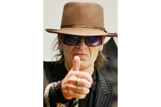 Ohne seine Markenzeichen, den Hut und die Sonnenbrille, kann man sich Udo Lindenberg kaum noch vorstellen. Der Hut wird von ...