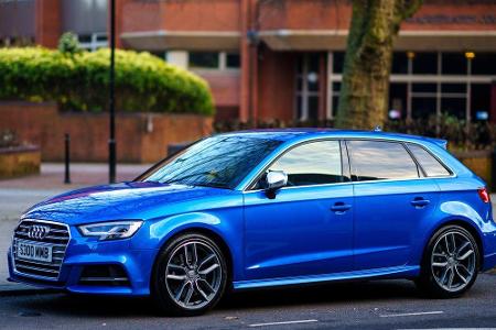 Audi schickt im S3 Sportback ebenfalls 310 PS auf den Asphalt. Die beschleunigen den Ingolstädter in 4,8 Sekunden von 0 auf ...