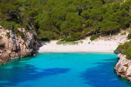Wer etwas spanische Sonne tanken möchte, tut das am besten im Südwesten der Insel Menorca. Dort liegt Cala Macarelleta. Der ...