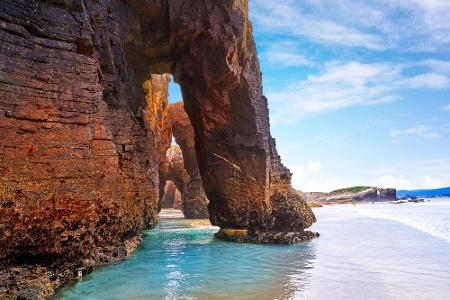 As Catedrais Beach ist kein Strand für jene, die sich platt in die Sonne legen wollen. Der 