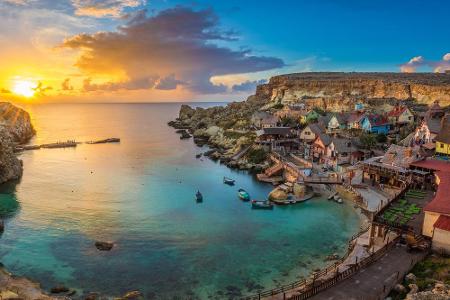 Zu Füßen des berühmten Popeye Village versteckt sich die kleine Anchor Bay. Der Name rührt von den vielen römischen Ankern, ...