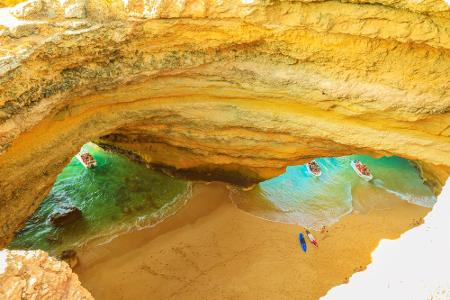 An der Algarve in Portugal lässt sich am Strand von Praia de Benagil eine echte Höhlentour machen. Das Wasser hat hier Löche...