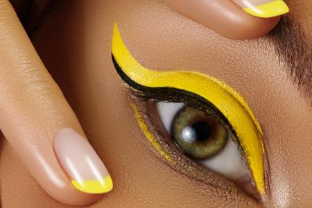 Auch in Sachen Eyeliner waren die 90er farbenfroh. Eyeliner in Blau, Gelb oder Grün sieht man schon seit einigen Monaten wie...