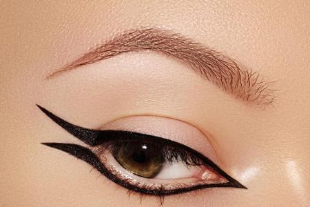 Und er muss nicht immer direkt am Wimpernkranz aufgetragen werden: Graphic Liner war in den 90ern ein großer Trend und ist a...