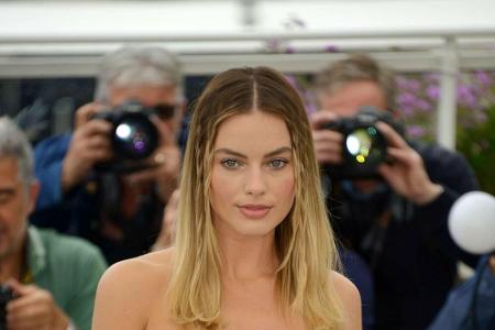 Kleine geflochtene Zöpfchen am Vorderkopf, wie bei Margot Robbie, verleihen dem Haar einen 90s-Twist. Sie sehen nicht nur st...