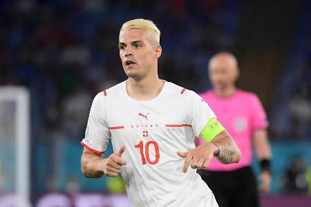 Auf der Gegenseite jubelte Granit Xhaka mit dem Underdog aus der Schweiz. Steckte zu keinem Zeitpunkt auf, warf sich in jede...
