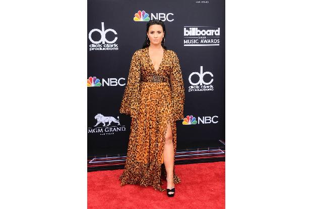 ...Demi nun dort mit illustren Gästen wie Lucy Hale und Jameela Jamil über Themen wie Body Positivity, UFOs und Feminismus r...