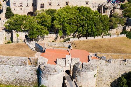 Mitten in der Ägäis gelegen, bezaubert die größte der griechischen Dodekanes-Inseln, Rhodos, mit ihren antiken Ruinen und wu...