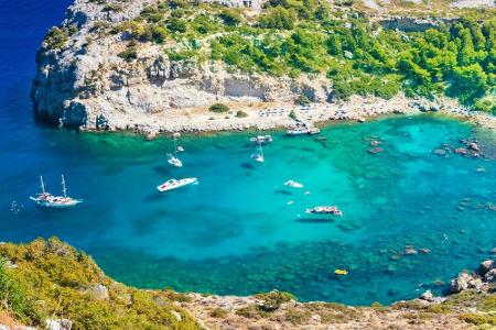 Wer mehr der Typ Strandechse ist, versucht es am besten in der Anthony Quinn Bay an der Ostküste von Rhodos mit ihrem krista...
