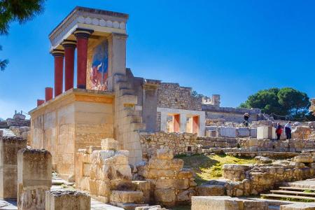 Die Ruinenstadt Knossos ist eine der bekanntesten Sehenswürdigkeiten auf Kreta. Neben dem minoischen Palast lohnt sich ein A...