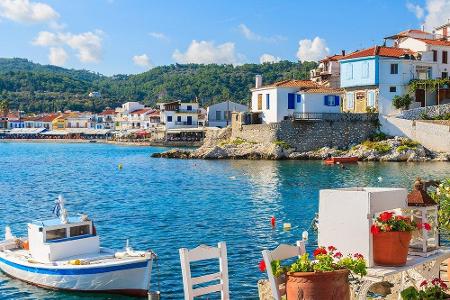 In der Antike ein wichtiges Handelszentrum, ist Samos heut vor allem eins: ein Idyll, das man am besten mit dem Mietwagen er...