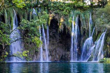 Große Bekanntheit genießt auch der Nationalpark Plitvicer Seen, der zu den ältesten in ganz Südosteuropa gehört. Die 16 Seen...