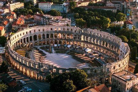 Nicht nur Rom hat ein Kolosseum: In Pula steht ein Amphitheater, das oft als Kulisse für Theaterstücke und Konzerte dient. D...