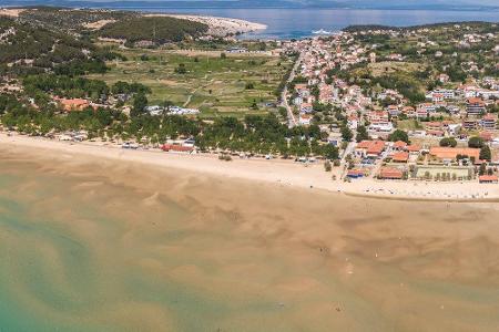 Auf der Insel Rab zählt der Rajska Plaza Beach zu den beliebtesten der Gegend. Durch das flache Wasser sind Kinder gut aufge...