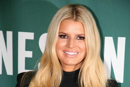 Nach der Geburt ihrer Kinder unterzog sich Jessica Simpson 2015 einer Bauchstraffung und einer weiteren Operation zur Straff...