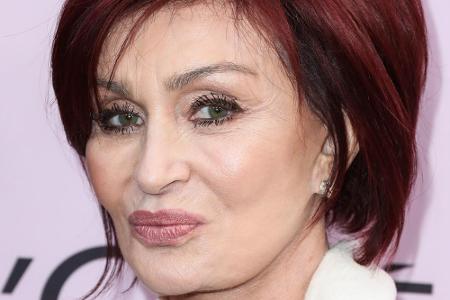 Auch Sharon Osbourne macht keinen Hehl daraus, sich bereits mehrfach Schönheitsoperationen unterzogen zu haben. Dazu gehören...