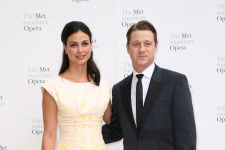 Wie auch Serienkollege Adam Brody ist Ben McKenzie mittlerweile glücklich verheiratet. Mit Morena Baccarin, die ebenfalls in...