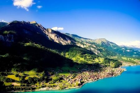 Ein weiteres See-Juwel liegt im Berner Oberland: Der Brienzsee ist genau der richtige Spot für Wassersport-Fans. Die Gegend ...