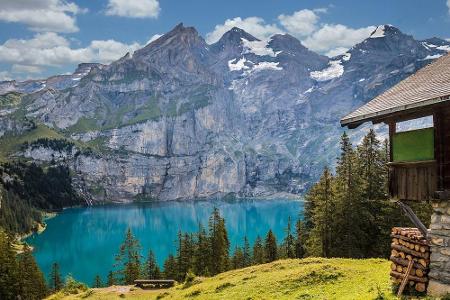 Mit etwas mehr als 78.000 Treffern macht es sich der Oeschinensee auf Platz sieben gemütlich. Der kleine Bergsee auf über 1....