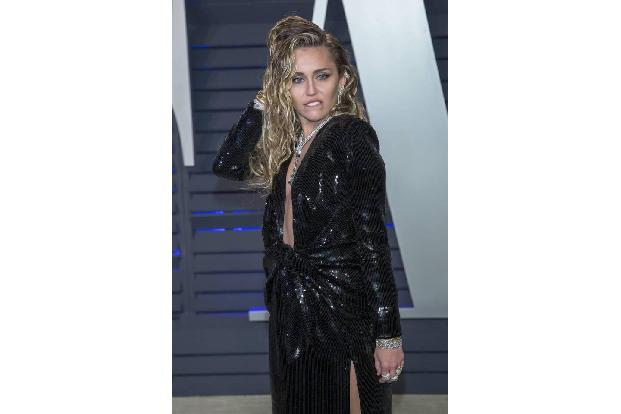 Miley Cyrus wurde 2012 und 2013 Opfer von Swatting-Anrufen. Jemand hatte bei der Polizei von Los Angeles angerufen, behaupte...
