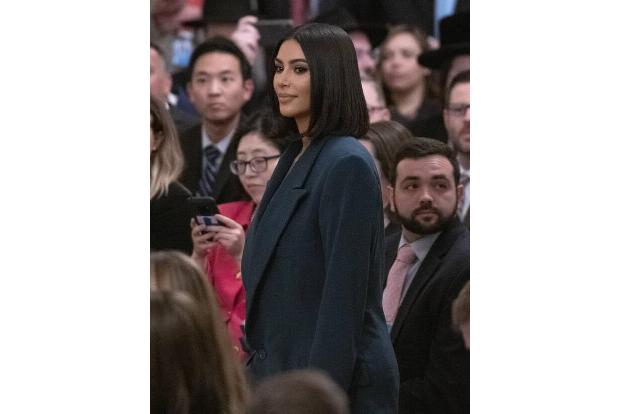 ...Kim Kardashian 2010 in eine Streitigkeit verwickelt wurde, nachdem ein Mädchen aus Eifersucht einen Drink nach ihr geworf...