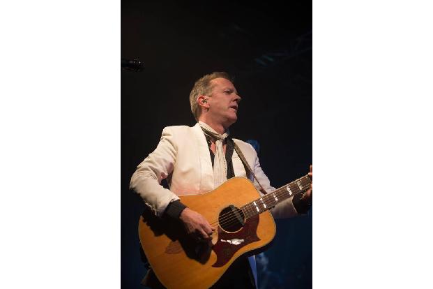 ...Kiefer Sutherland, der im Laufe der Zeit traurige Berühmtheit für seinen Mangel an Kontrolle nach ein paar Drinks erlangt...