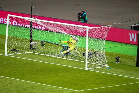 Ein Tor für die Geschichtsbücher. Leverkusens Patrik Schick fasst sich beim Spiel der Tschechen gegen Schottland (2:0) ein H...