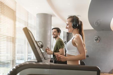 Ablenkung durch TV, Smartphone oder Magazine mag vielen helfen, sich überhaupt auf ein Trainingsgerät zu setzen. Wer sich al...