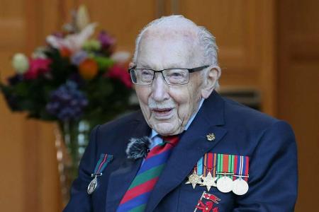 Mit einem Rollatorlauf sammelte er einen Millionenbetrag für den Kampf gegen das Coronavirus. Am 2. Februar ist der britisch...