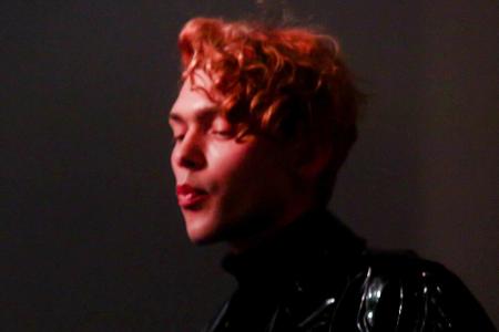 Am 30. Januar verstarb Musikproduzentin Sophie Xeon mit nur 31 Jahren in Athen. Ihrem Label zufolge soll sie bei einem Klett...