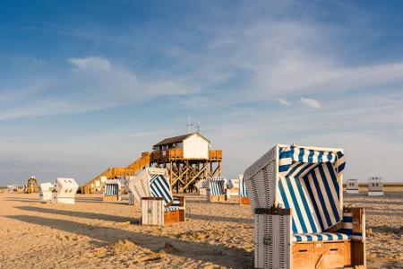 Sankt Peter-Ording zählt zu den schönsten Stränden, die Deutschland zu bieten hat. Dank einer Schwefelquelle kann sich die G...