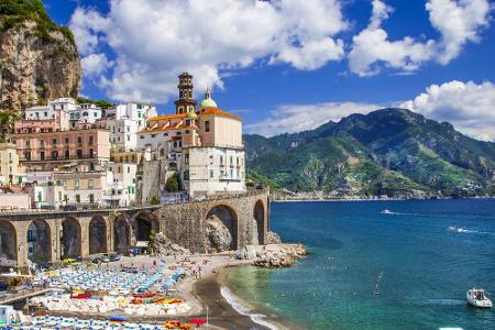 Einen Kilometer östlich von Amalfi liegt Atrani. Die Kleinstadt mit knapp 900 Einwohnern ist flächenmäßig die kleinste Gemei...