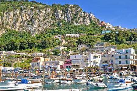 Capri teilt sich in die Gemeinden Capri und Anacapri. Als Hauptsehenswürdigkeiten gelten die Blaue Grotte sowie die Ruinen d...