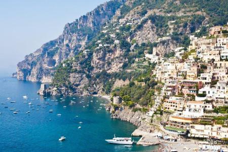 Zwei Kilometer östlich von Amalfi liegt Minori. Die Kleinstadt ist im wahrsten Sinne des Wortes mitten in den Felsen gebaut....