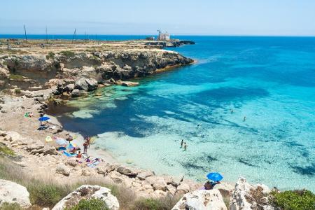 Auf der Insel Favignana vor der Küste Siziliens gibt es Südseefeeling pur. In unterschiedlichen Blautönen schimmert das Meer...