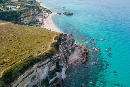 Der Küstenort Tropea hat neben einer sehenswerten Altstadt auch einen großartigen Strand. Neben glasklarem Wasser gibt es bi...