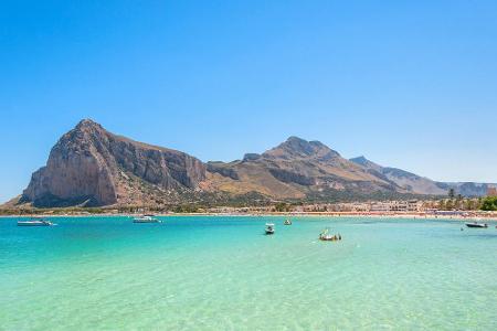 In rötlichen Tönen schimmert der feine Sandstrand von San Vito Lo Capo auf Sizilien. Das liegt an kleinen Korallensplittern,...