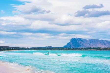 Über drei Kilometer erstreckt sich der La Cinta Beach an der sardischen Küste. Durch Restaurants und Bars ist für das leibli...