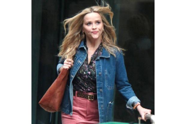 Reese Witherspoon teilte ein Meme, auf dem sie selbst zu sehen ist, wie sie die Worte 'Thank you' in Richtung Twitter formte.