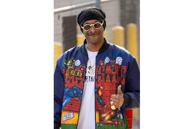Snoop Dogg nutzte die Gelegenheit für ein wenig Eigenwerbung. Der Rapper und Cannabis-Unternehmer empfahl: 