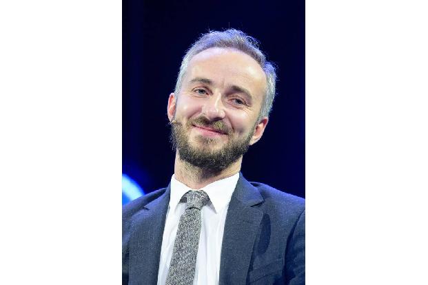 Jan Böhmermann lieferte indes seine Interpretation der spöttischen Tweets: 