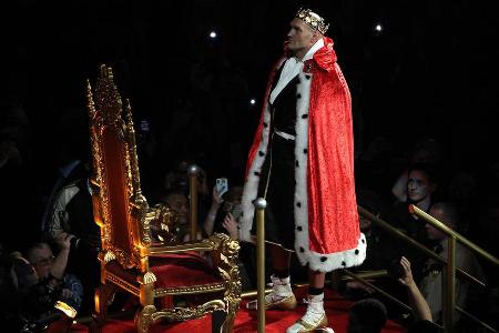 Tyson Fury ist der aktuell beste Schwergewichts-Boxer der Welt. Was schon vor seinem dritten Duell gegen Deontay Wilder unbe... Tyson Fury ist der aktuell beste Schwergewichts-Boxer der Welt. Was schon vor seinem dritten Duell gegen Deontay Wilder unbe...