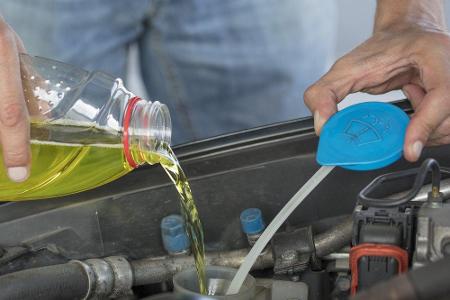 Wenn die Temperaturen fallen, droht auch das Scheibenwasser einzufrieren. Deshalb unbedingt Scheibenfrostschutz beimischen. ...