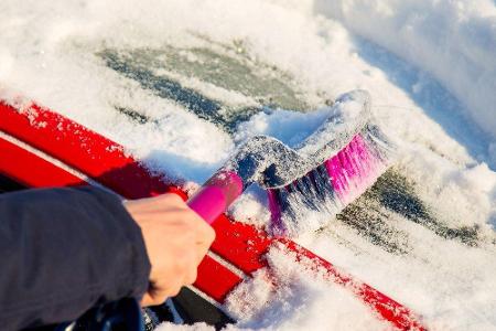 Vor der Fahrt sollte man überprüfen, ob alle wichtigen Winterwerkzeuge im Auto sind. Dazu zählt in der kalten Jahreszeit auc...