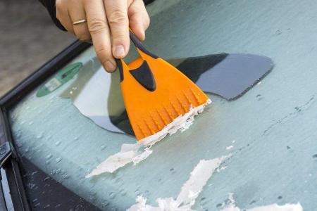 Neben der Handbürste ist der Eiskratzer der wichtigste Gegenstand, den jeder Fahrer im Auto haben sollte.